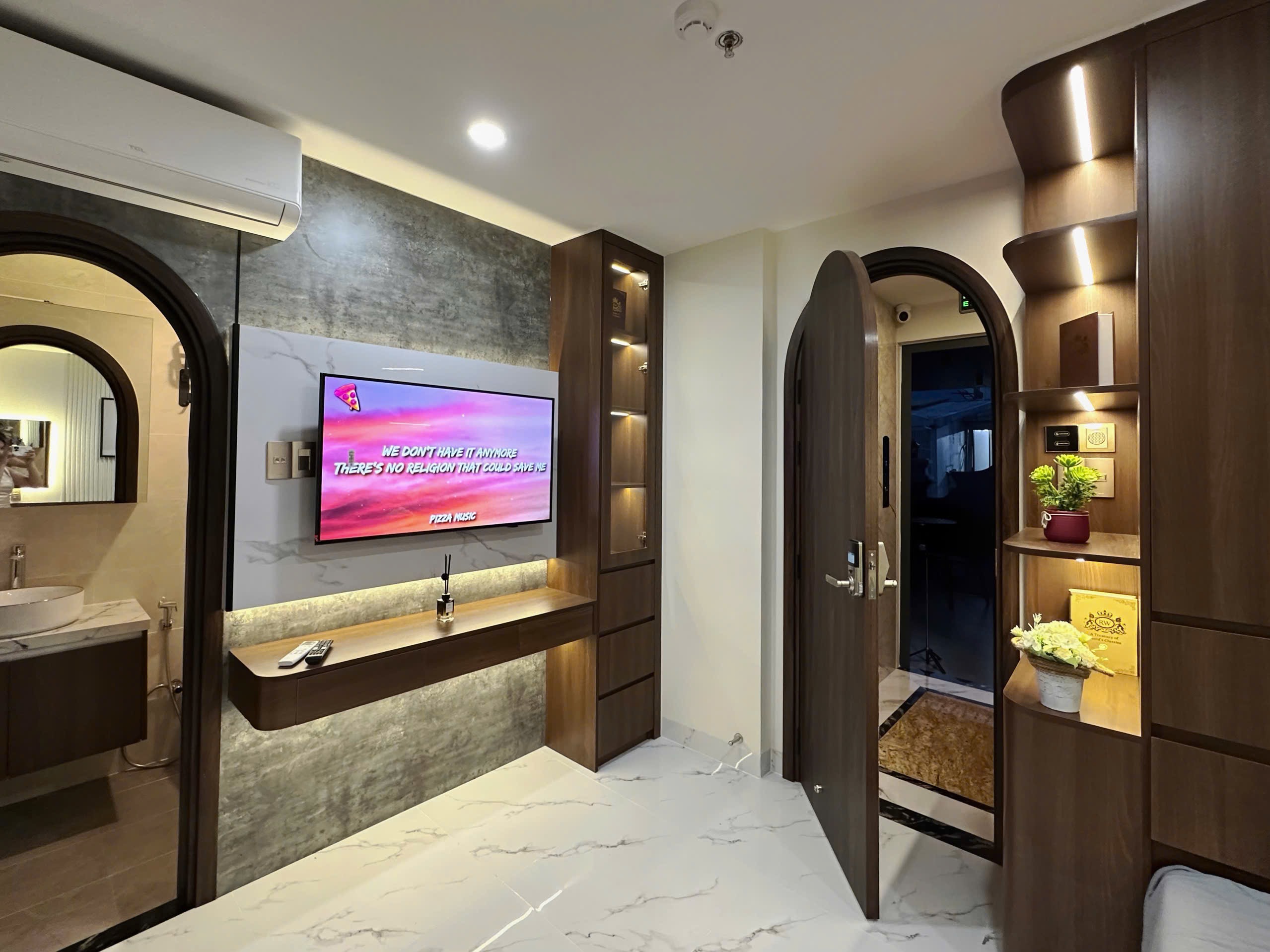 Tự quản lý booking hay dùng OTA: Chủ khách sạn nhỏ nên chọn gì? - other